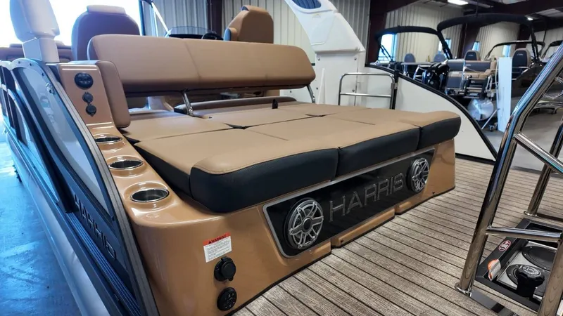 Slide: The Image of Harris Grand Mariner 250 2025 - 30