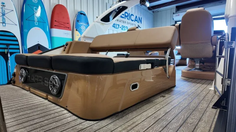 Slide: The Image of Harris Grand Mariner 250 2025 - 31