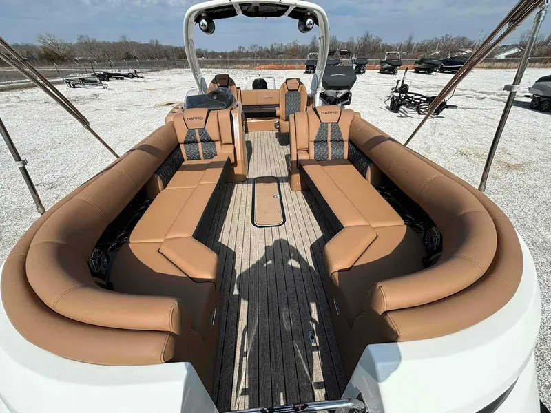 Slide: The Image of Harris Grand Mariner 250 2025 - 6