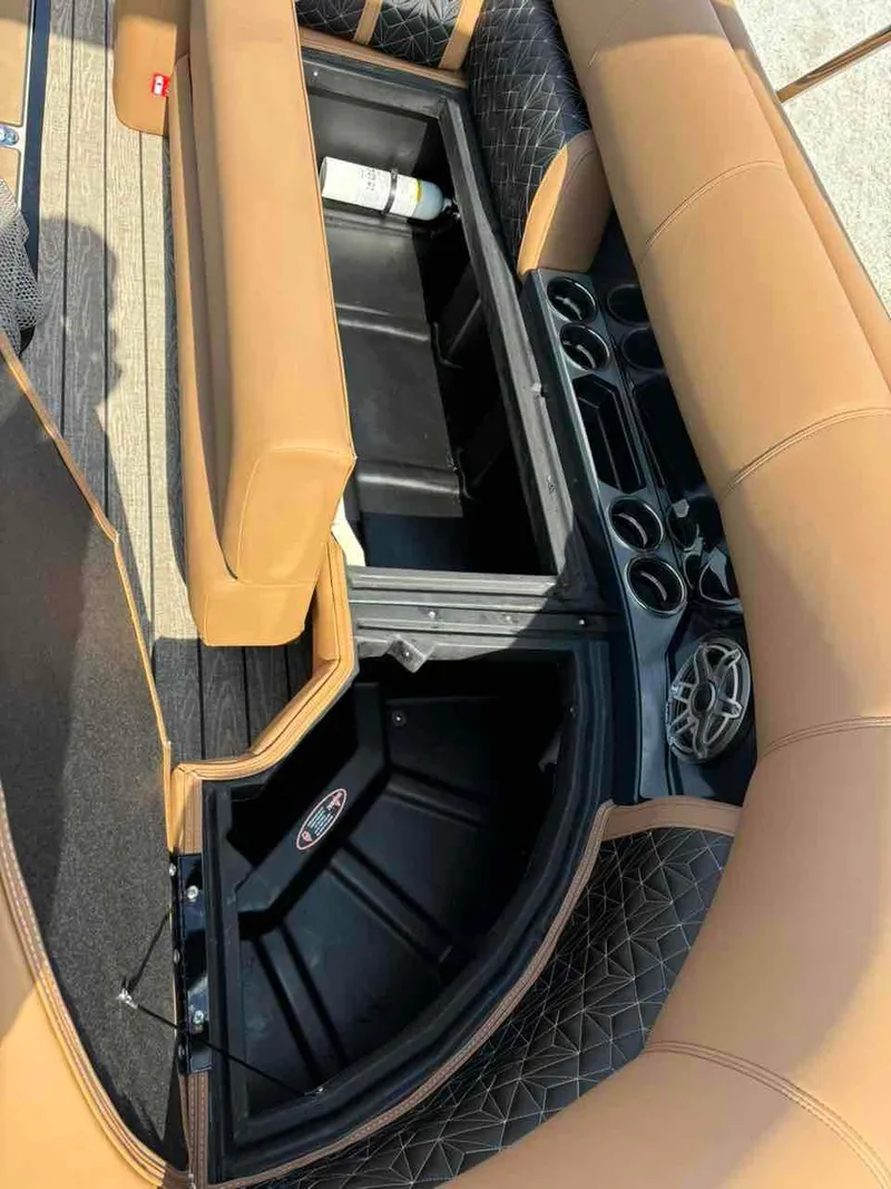 Slide: The Image of Harris Grand Mariner 250 2025 - 7