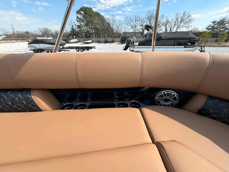 Slide: The Image of Harris Grand Mariner 250 2025 - 8