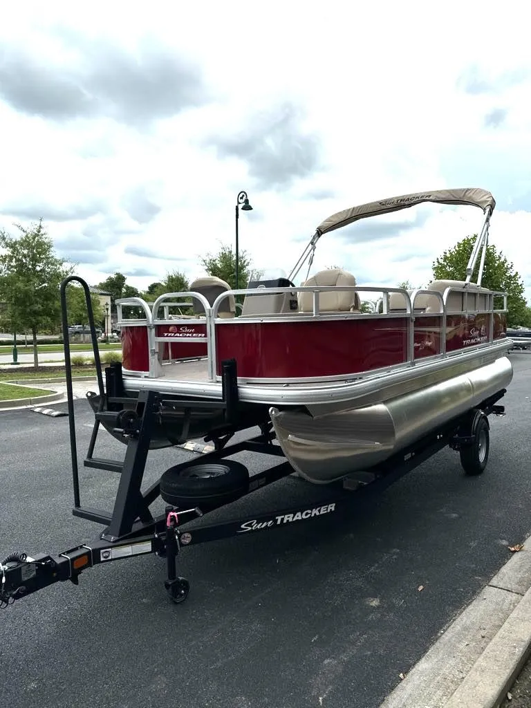 Slide: The Image of Sun Tracker Bass Buggy 18 DLX 2025 - 75