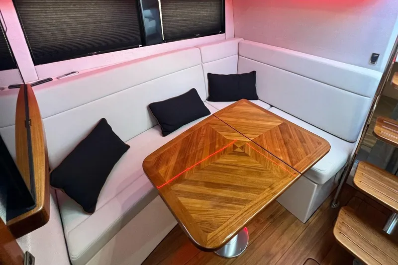 Slide: The Image of Boston Whaler 405 Conquest 2022 - 15