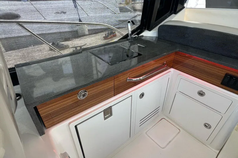 Slide: The Image of Boston Whaler 405 Conquest 2022 - 14