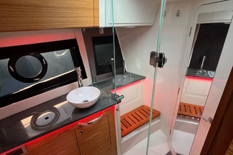 Slide: The Image of Boston Whaler 405 Conquest 2022 - 22