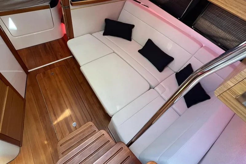 Slide: The Image of Boston Whaler 405 Conquest 2022 - 18