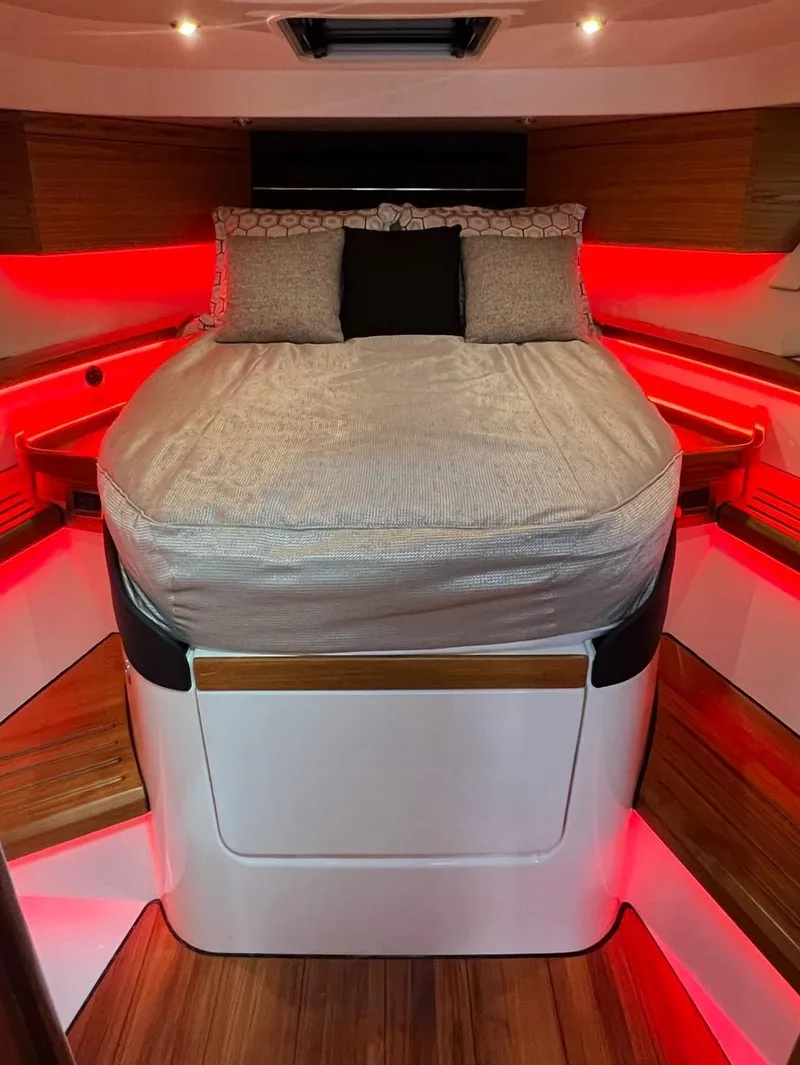 Slide: The Image of Boston Whaler 405 Conquest 2022 - 21