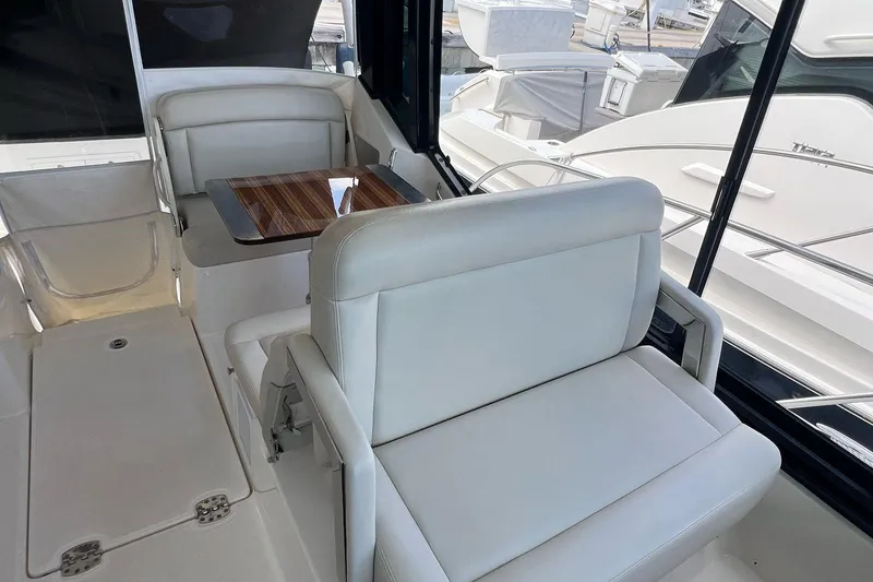Slide: The Image of Boston Whaler 405 Conquest 2022 - 13