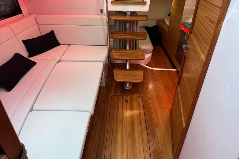 Slide: The Image of Boston Whaler 405 Conquest 2022 - 17