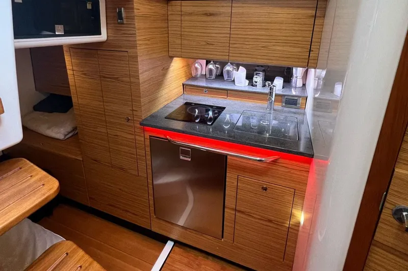Slide: The Image of Boston Whaler 405 Conquest 2022 - 19