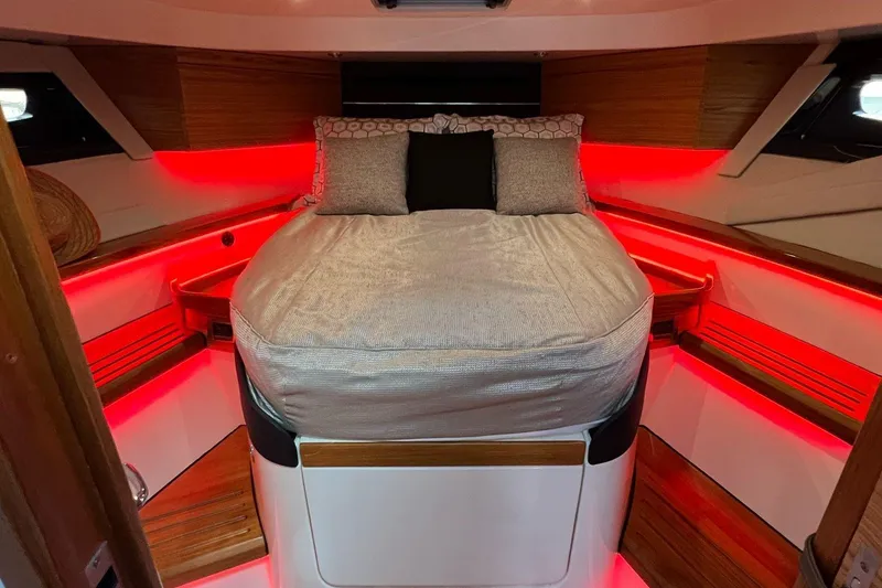 Slide: The Image of Boston Whaler 405 Conquest 2022 - 20