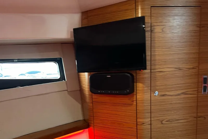 Slide: The Image of Boston Whaler 405 Conquest 2022 - 24