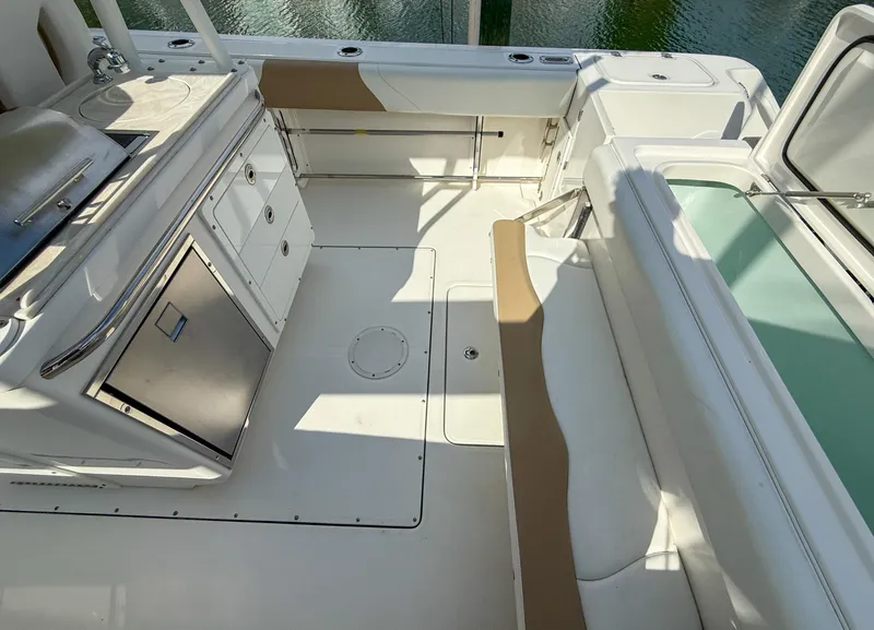 Slide: The Image of Edgewater 320CC 2019 - 57