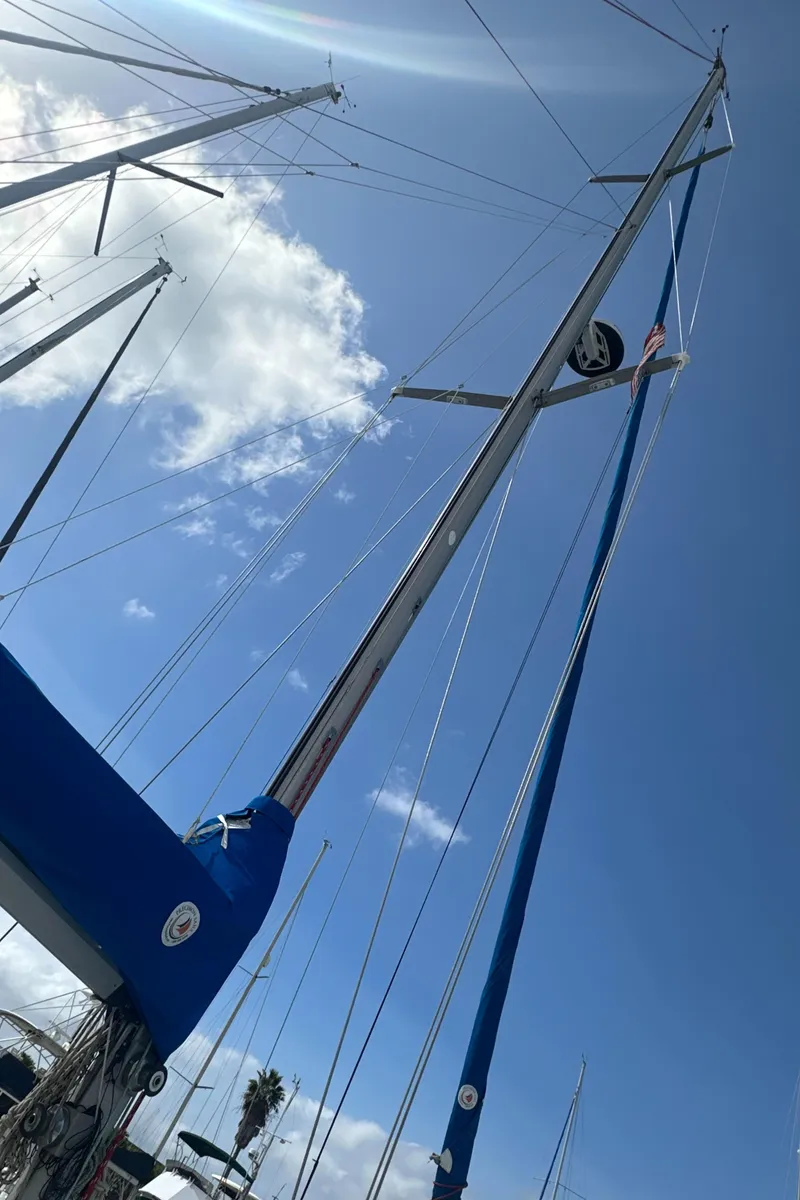 Slide: The Image of 1986 Beneteau First 375 sailboat mast against a clear blue sky. - 6