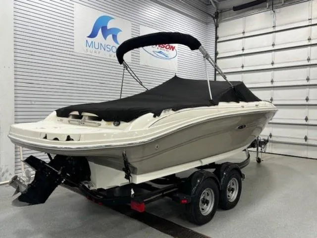 Slide: The Image of 2005 Sea Ray 200 Signature boat on trailer in indoor showroom. - 26