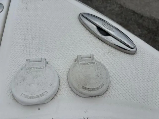 Slide: The Image of 2019 Chaparral 277 SSX boat deck with two round hatches and an oval handle. - 35