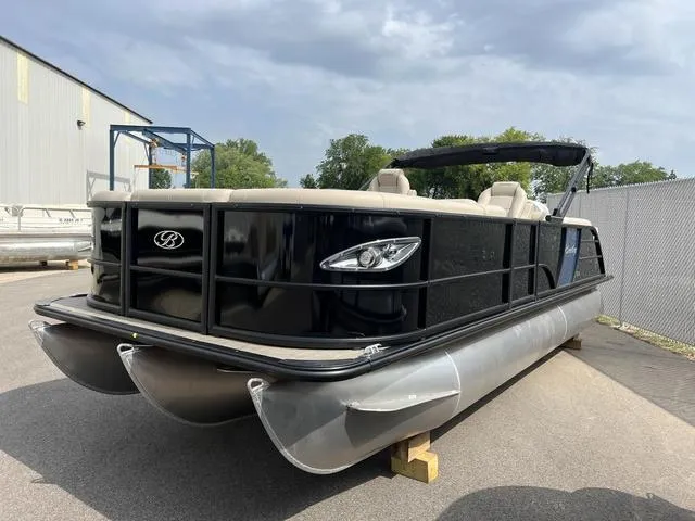 Slide: The Image of 2024 Bentley Pontoons Elite 223 Admiral 3/4 Tube pontoon boat in outdoor setting. - 4