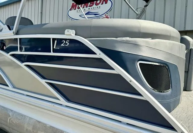 Slide: The Image of 2022 Bennington 25 LTSB pontoon boat, sleek design, blue and gray color scheme. - 10