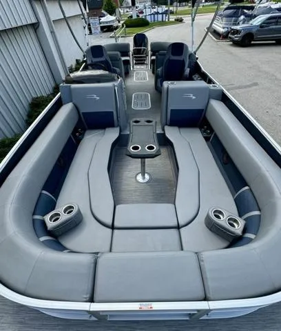 Slide: The Image of 2022 Bennington 25 LTSB pontoon boat with spacious seating and modern design. - 23