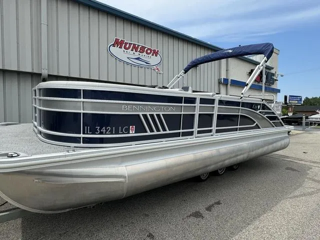 Slide: The Image of 2022 Bennington 25 LTSB pontoon boat parked outside Munson dealership. - 6