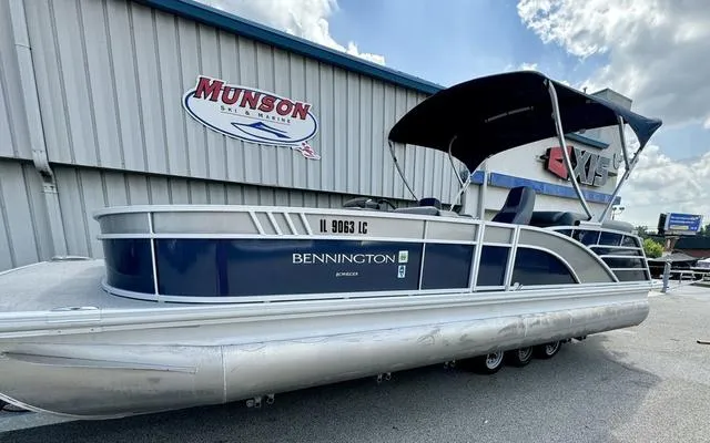 Slide: The Image of 2022 Bennington 25 LTSB pontoon boat parked at Munson Ski & Marine dealership. - 7
