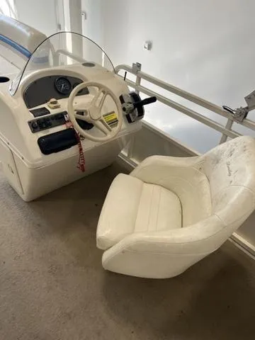 Slide: The Image of 2006 Bentley Pontoons Duracraft 24 Cruise helm with white captain's chair. - 7