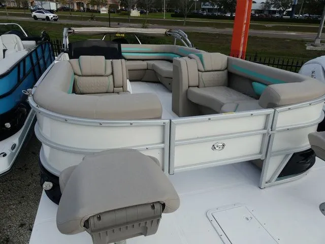 Slide: The Image of Hurricane FunDeck 2360 REF OB 2024 - 12