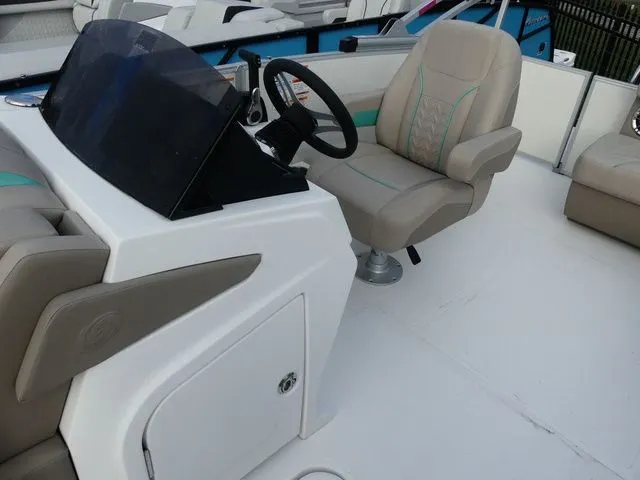 Slide: The Image of Hurricane FunDeck 2360 REF OB 2024 - 16