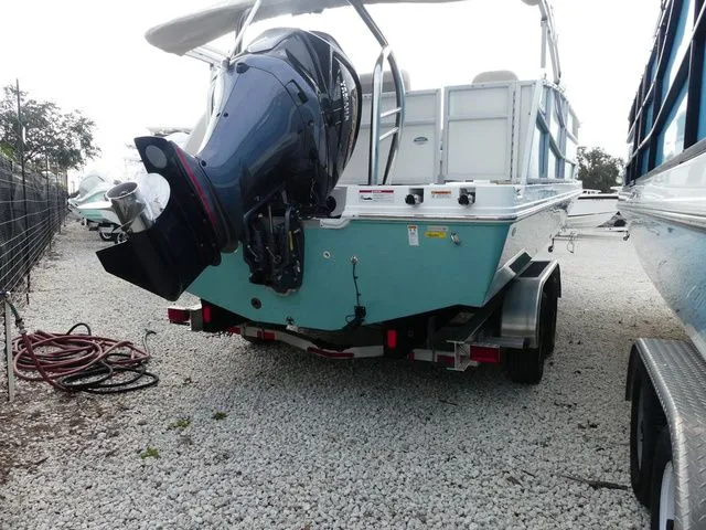 Slide: The Image of Hurricane FunDeck 2360 REF OB 2024 - 8