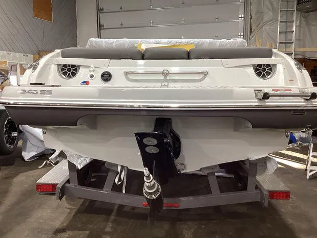 Slide: The Image of Crownline Boats 240SS 2024 - 4