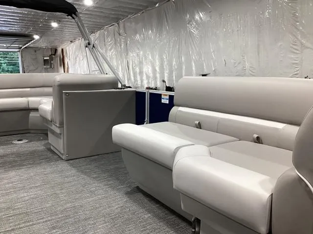 Slide: The Image of Godfrey EX1886CX 2025 - 3