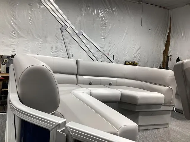 Slide: The Image of Godfrey EX1886CX 2025 - 8