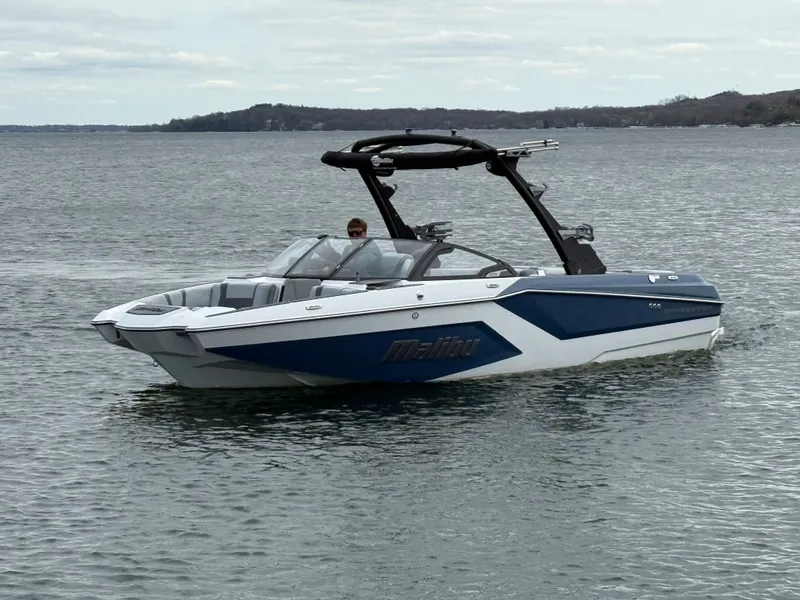 Slide: The Image of Malibu Wakesetter 22 MXZ 2025 - 1