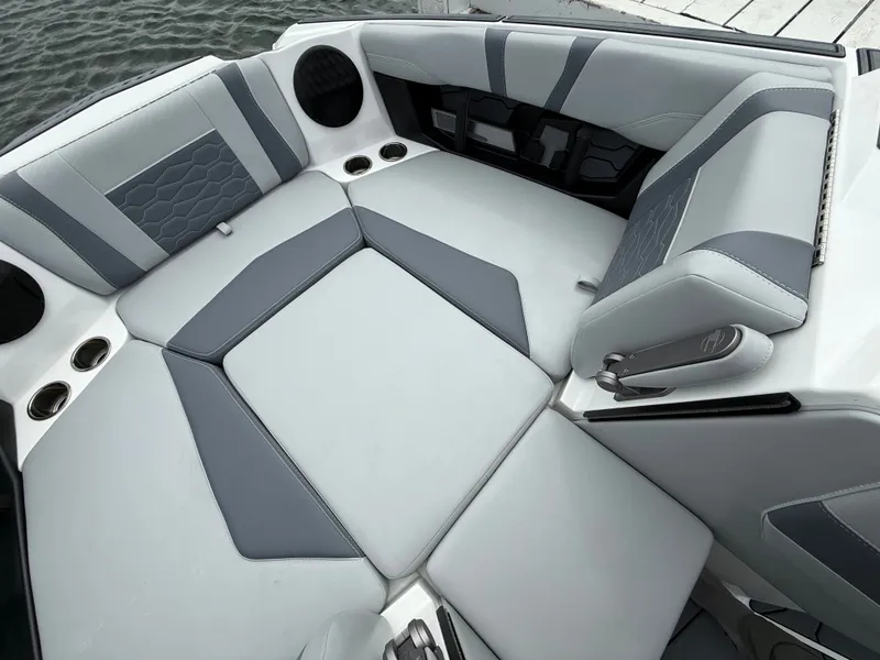 Slide: The Image of Malibu Wakesetter 22 MXZ 2025 - 574