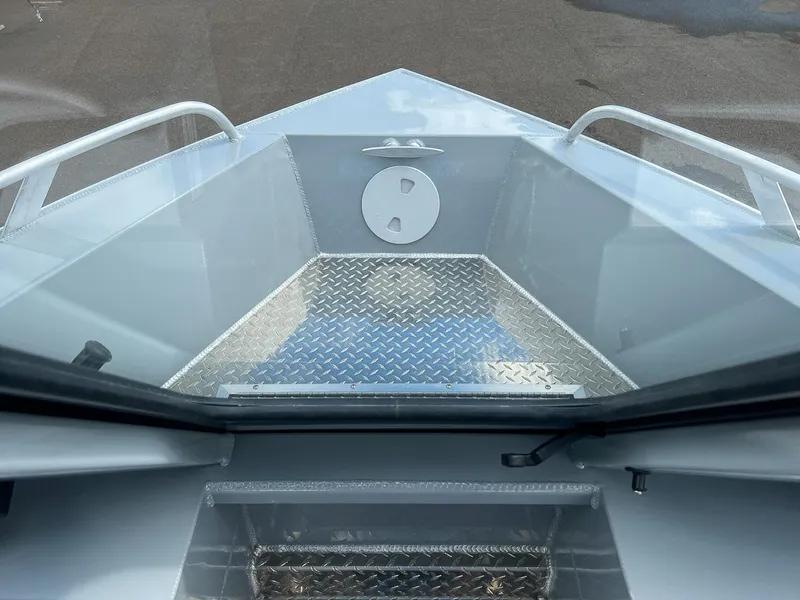Slide: The Image of 2023 Hewescraft 200 PRO V ET boat interior with diamond plate flooring. - 8