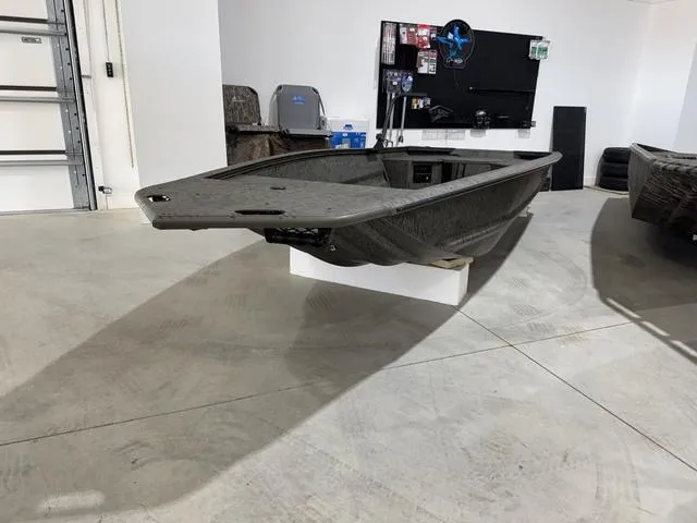 Slide: The Image of 2025 War Eagle MODEL 750 - GLADIATOR boat displayed in a showroom. - 4