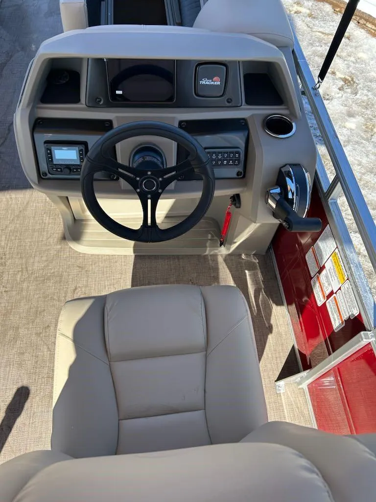 Slide: The Image of Sun Tracker Party Barge 20 DLX 2025 - 62