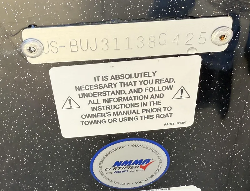 Slide: The Image of Boat warning label on Nitro Z18, 2025 model, emphasizing manual reading before use. - 8