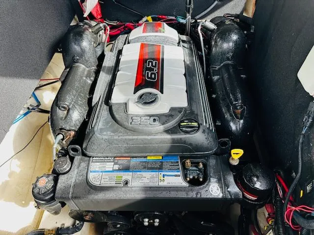 Slide: The Image of Engine of a 2016 Sea Ray 250 SLX boat, featuring a 6.2-liter Mercury engine. - 27