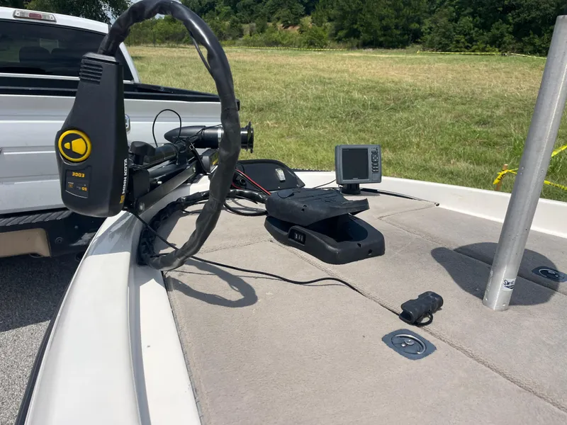 Slide: The Image of 1998 Skeeter 176 SL C boat deck with trolling motor and fish finder. - 42