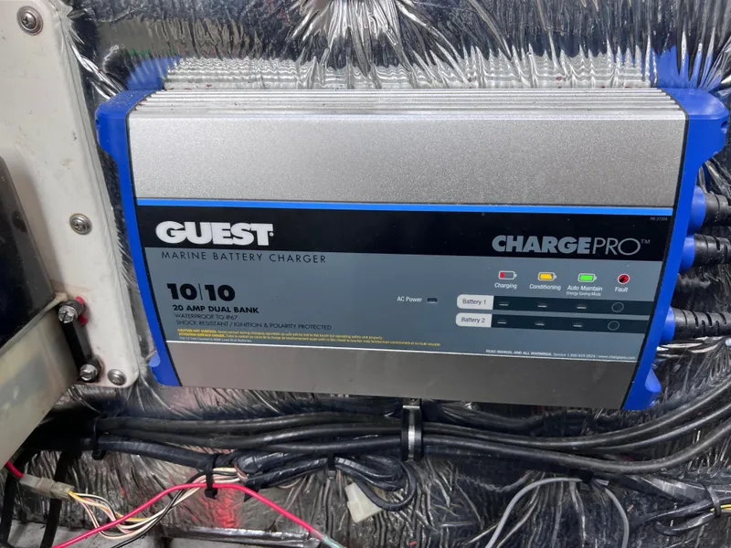 Slide: The Image of Guest marine battery charger in a Four Winns 268 Vista 2002 boat. - 33