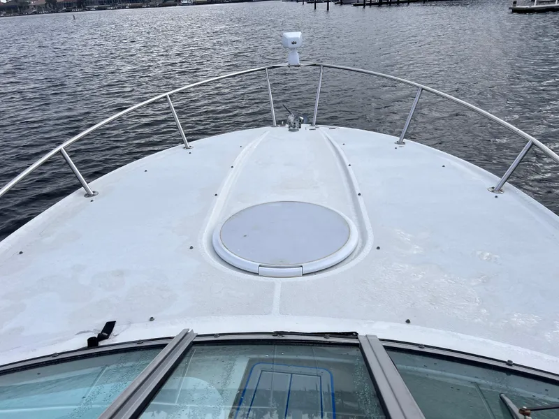 Slide: The Image of Bow view of 2002 Four Winns 268 Vista boat on water. - 34