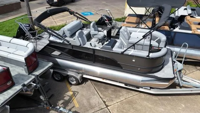 The Image of Crest Classic 220 SLRC Tritoon 2025 - 1