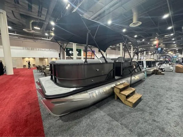 Slide: The Image of Crest Classic 220 SLRC Tritoon 2025 - 12