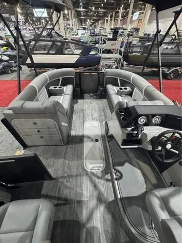 Slide: The Image of Crest Classic 220 SLRC Tritoon 2025 - 13