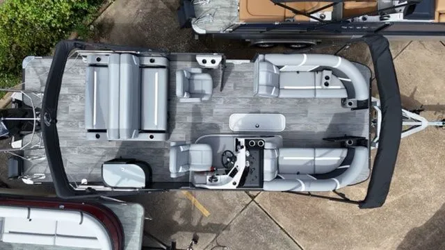 Slide: The Image of Crest Classic 220 SLRC Tritoon 2025 - 3