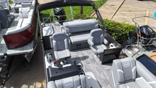 Slide: The Image of Crest Classic 220 SLRC Tritoon 2025 - 4