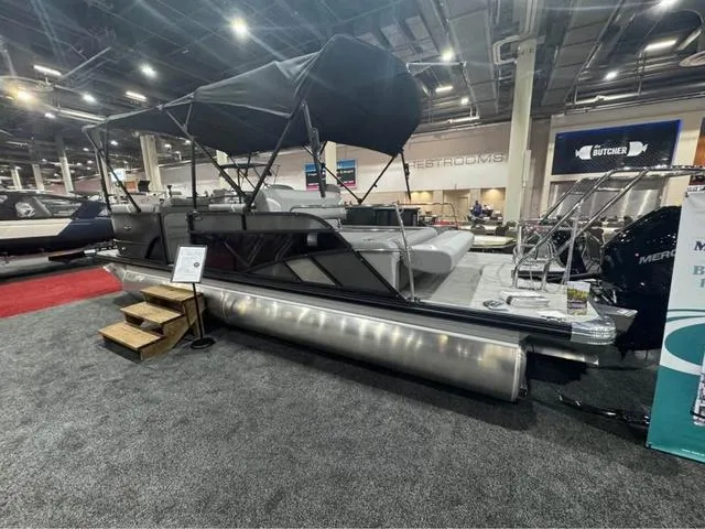 Slide: The Image of Crest Classic 220 SLRC Tritoon 2025 - 6