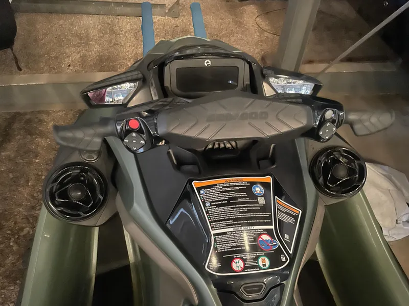 Slide: The Image of Sea-Doo GTX Limited 300 2023 - 13
