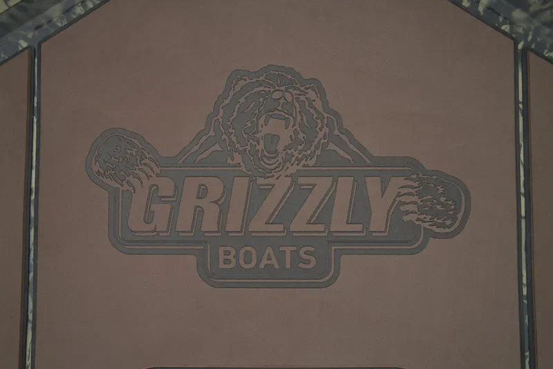 Slide: The Image of Tracker Grizzly 1860 CC 2025 - 36